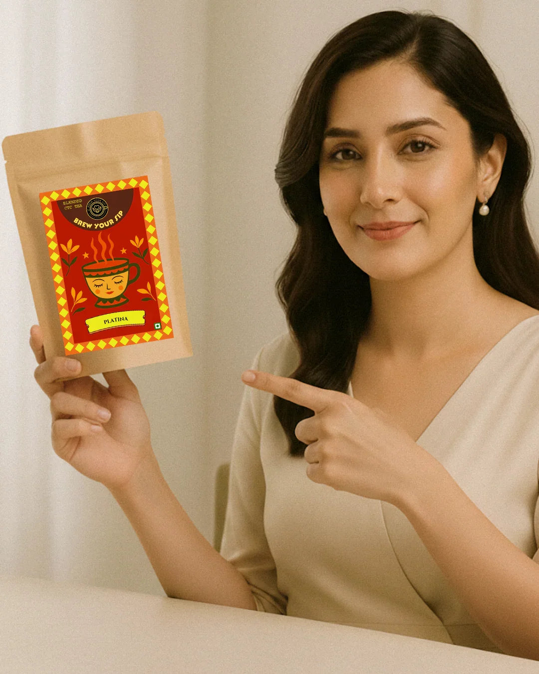 Model holding Platina CTC Chai pack